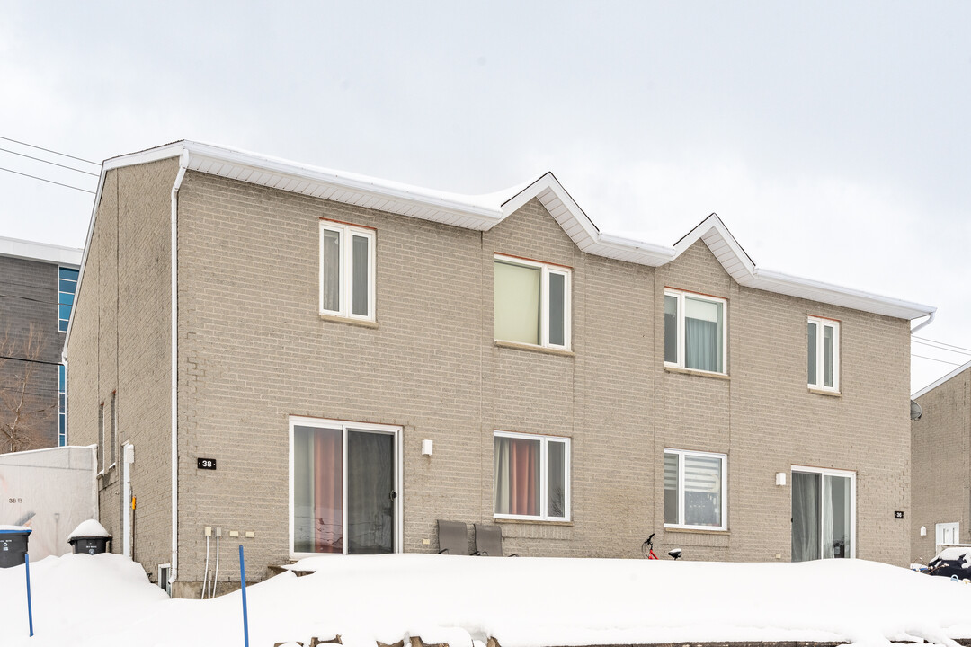 22 Du Serrurier St in Lévis, QC - Building Photo