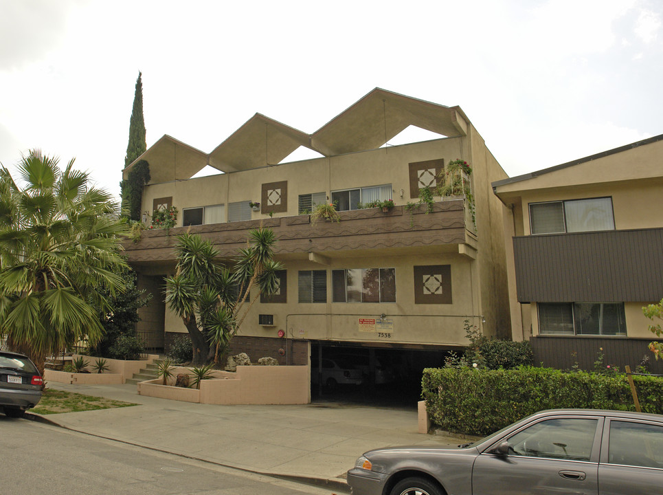 7538 Norton Ave in Los Angeles, CA - Building Photo