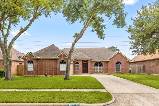 10215 Hedge Way Dr in Houston, TX - Building Photo - Building Photo