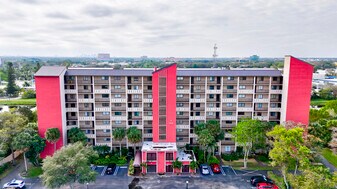 2200 S Cypress Bend Dr in Pompano Beach, FL - Building Photo