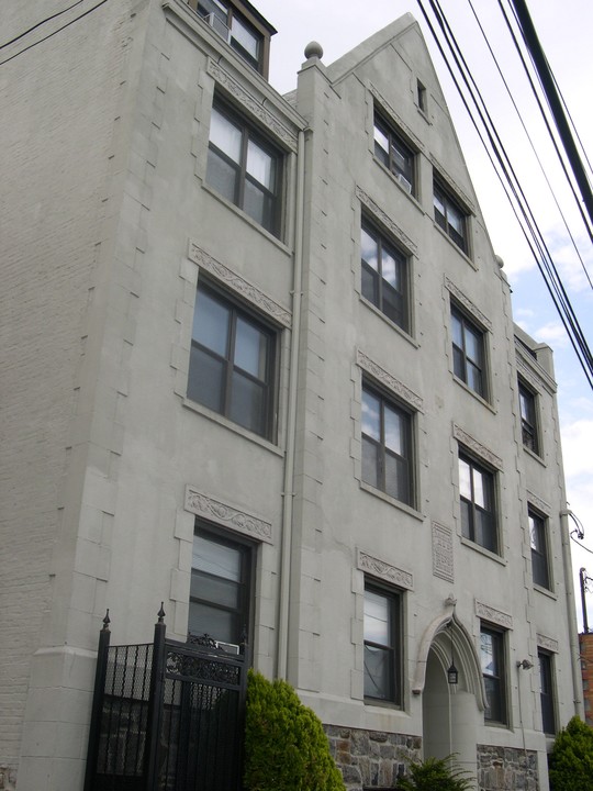 17 Coligni Ave in New Rochelle, NY - Building Photo