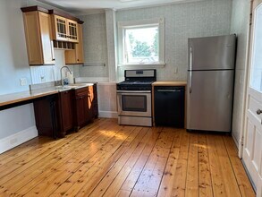 11 Grant St, Unit 2 in Burlington, VT - Building Photo - Building Photo