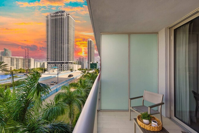 2602 E Hallandale Beach Blvd in Hallandale Beach, FL - Foto de edificio - Building Photo