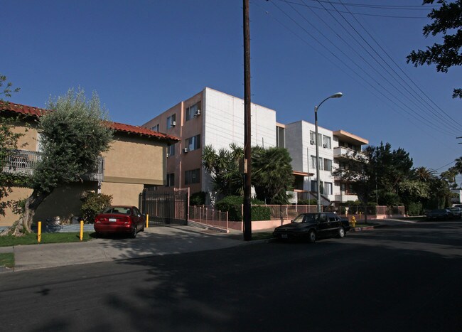 6727 Sylmar Ave in Van Nuys, CA - Building Photo - Building Photo