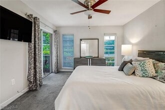53 High Point Cir W in Naples, FL - Foto de edificio - Building Photo