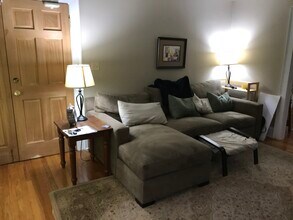 61 Burr St, Unit Floor 2 in West Hartford, CT - Foto de edificio - Building Photo