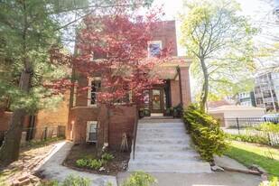 2037 W Estes Ave in Chicago, IL - Building Photo