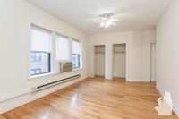 3721 N Pine Grove Ave, Unit E1 in Chicago, IL - Building Photo - Building Photo