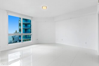 300 Biscayne Blvd in Miami, FL - Building Photo - Building Photo
