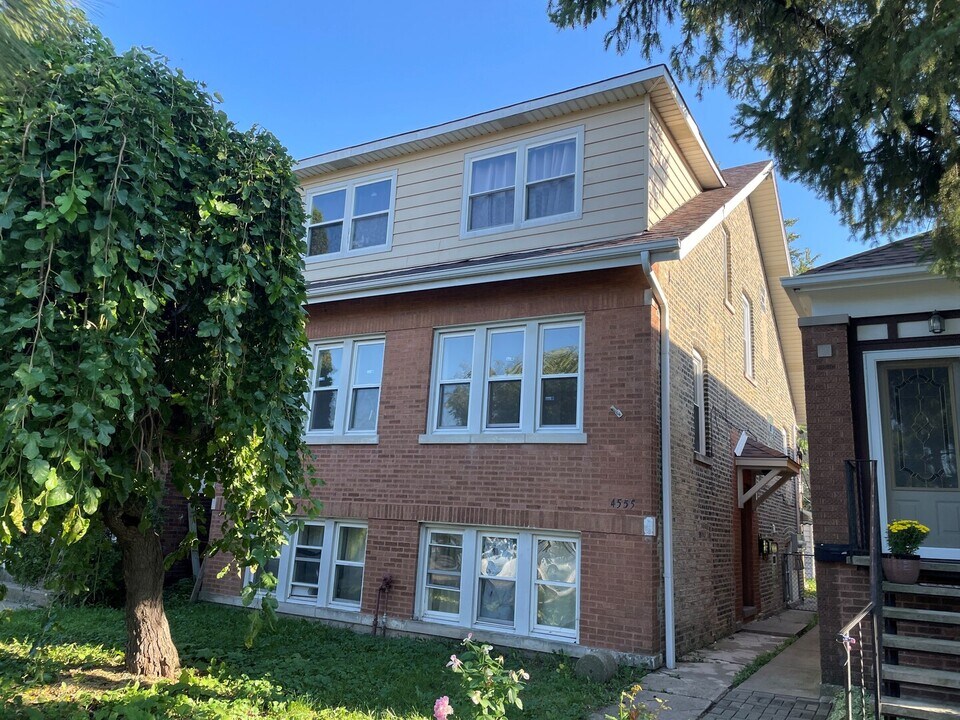 4555 W Wellington Ave in Chicago, IL - Building Photo