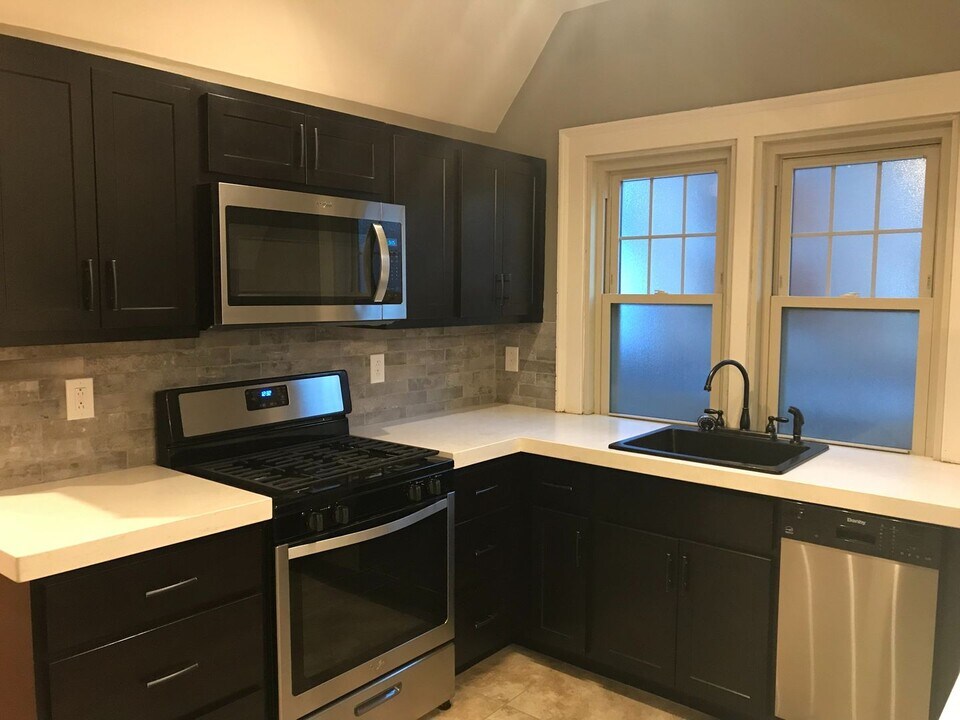 827 S Braddock Ave, Unit Apt. #1 in Pittsburgh, PA - Building Photo