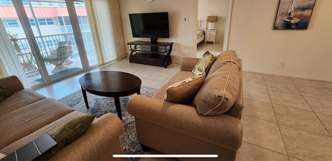 2097 S Ocean Dr, Unit Laura Daniels in Hallandale Beach, FL - Foto de edificio - Building Photo