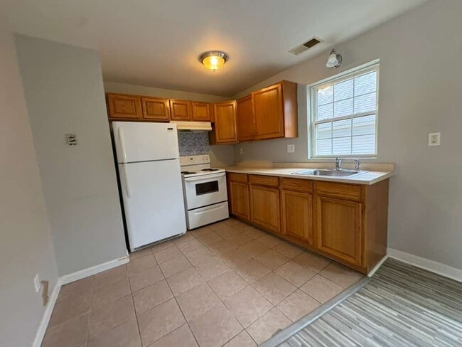 129 Main St, Unit B in East Haven, CT - Foto de edificio - Building Photo