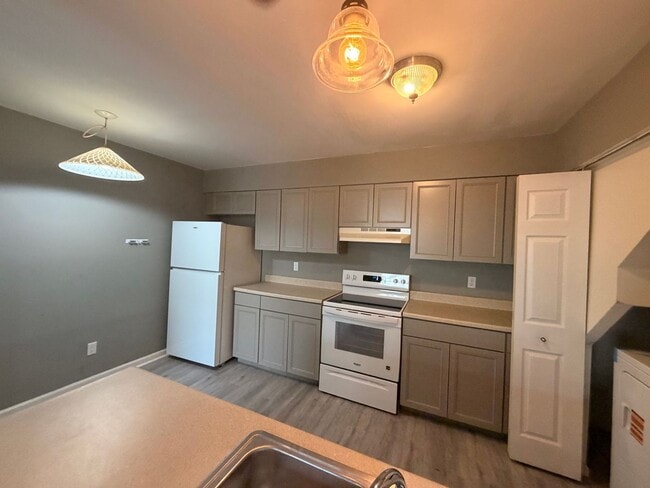 325 Lee's Ml Dr in Newport News, VA - Building Photo - Building Photo