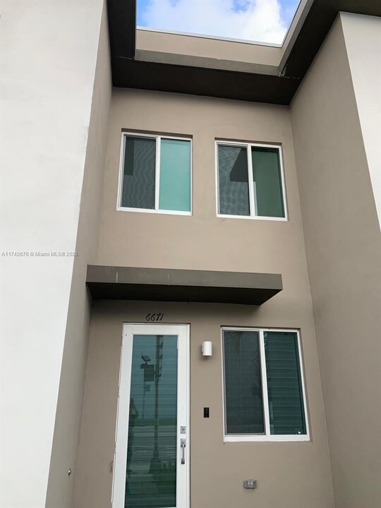 6671 NW 104th Ave in Doral, FL - Building Photo