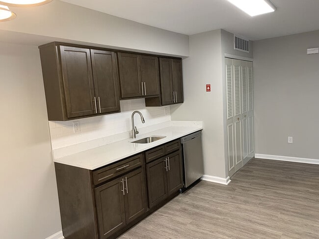 Rivendell at Edison in Edison, NJ - Building Photo - Building Photo