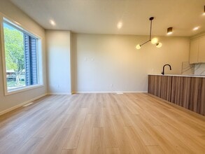 9305-9123 123 Ave NW in Edmonton, AB - Building Photo - Building Photo