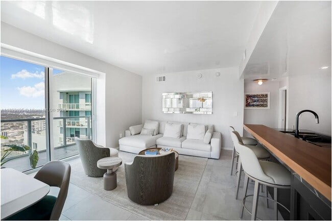 1900 N Bayshore Dr in Miami, FL - Building Photo - Building Photo