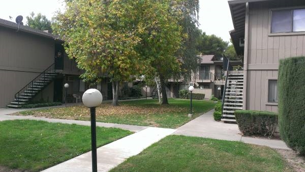 1951 Scarborough Dr in Lodi, CA - Foto de edificio