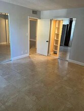 9001 SW 77th Ave in Miami, FL - Foto de edificio - Building Photo