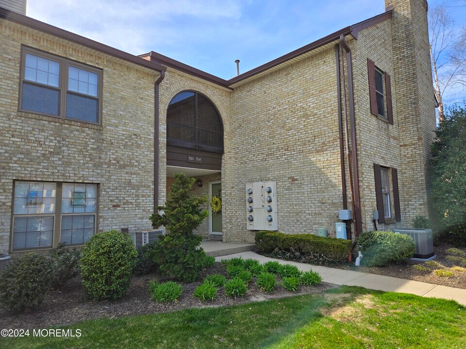 912 Wellington Pl in Matawan, NJ - Building Photo