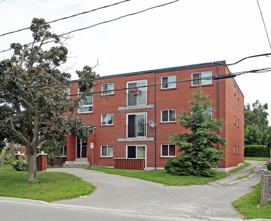 1625 Charles St in Whitby, ON - Building Photo