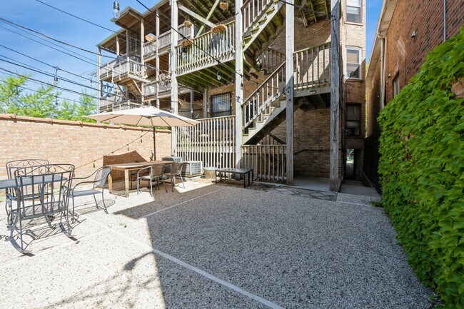 845 W Leland Ave, Unit 2 in Chicago, IL - Building Photo - Building Photo