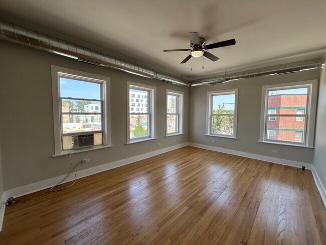 2712 N Milwaukee Ave in Chicago, IL - Building Photo - Building Photo