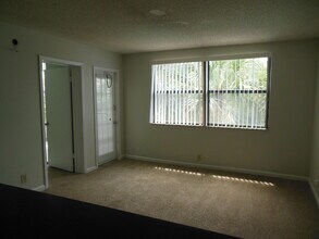 708 Executive Center Dr in West Palm Beach, FL - Building Photo - Building Photo