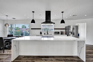 2106 NE 16th Ave in Wilton Manors, FL - Building Photo