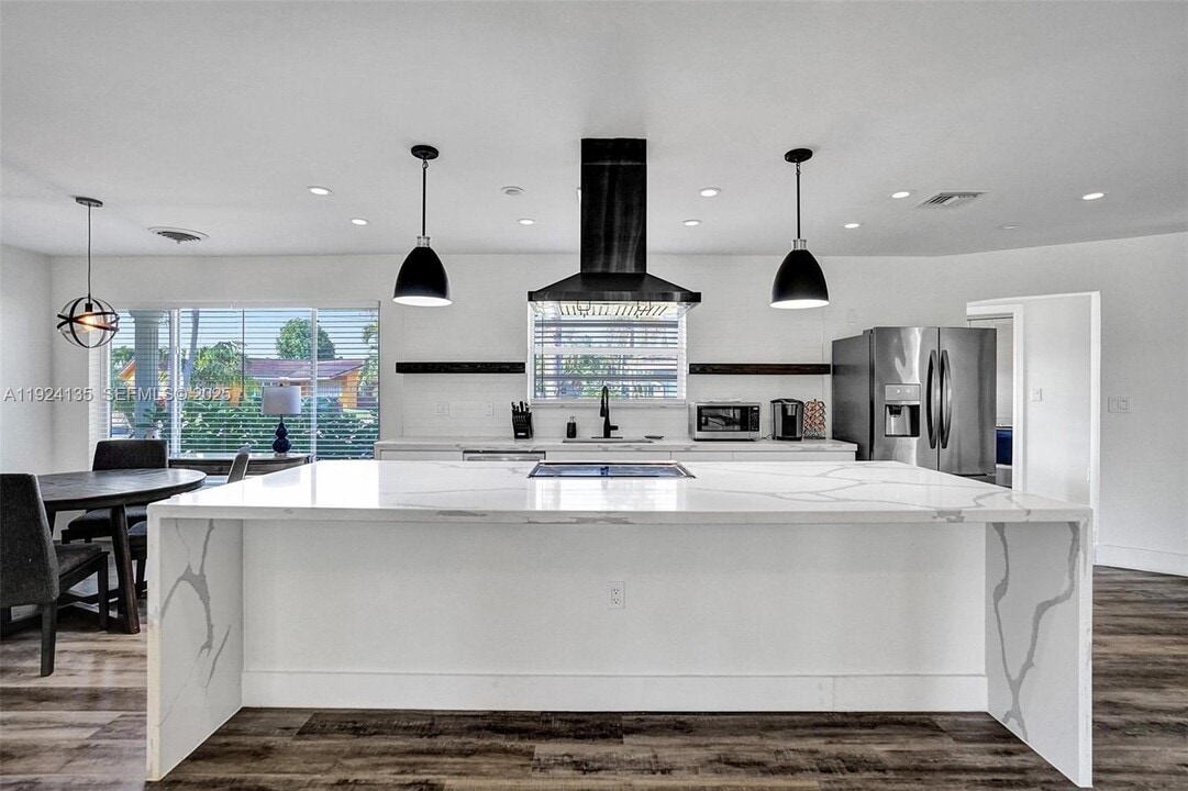 2106 NE 16th Ave in Wilton Manors, FL - Building Photo