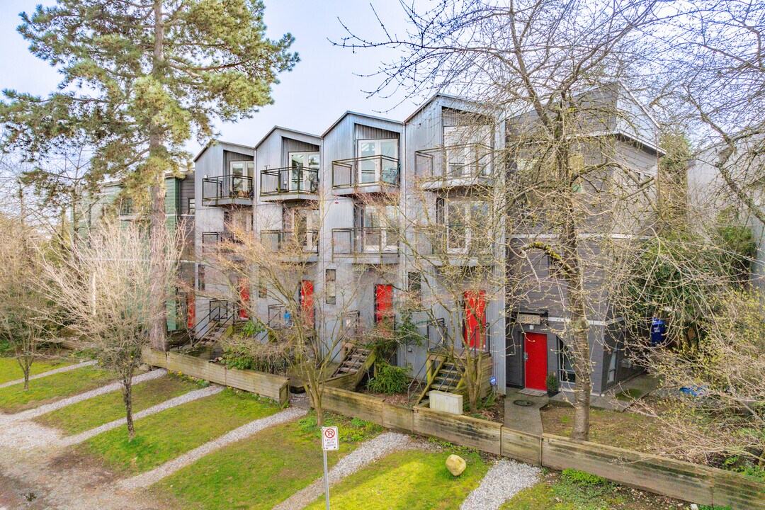 1360-1370 6th Av E in Vancouver, BC - Building Photo