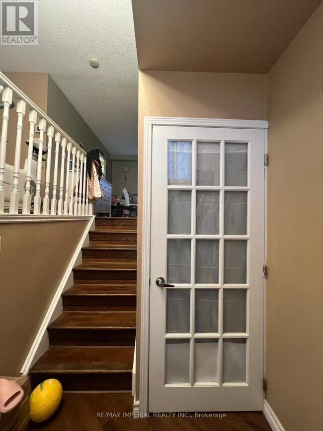 1986 John St. in Markham, ON - Building Photo - Building Photo