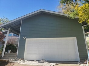 826 SE Sharon Ave in Roseburg, OR - Building Photo - Building Photo