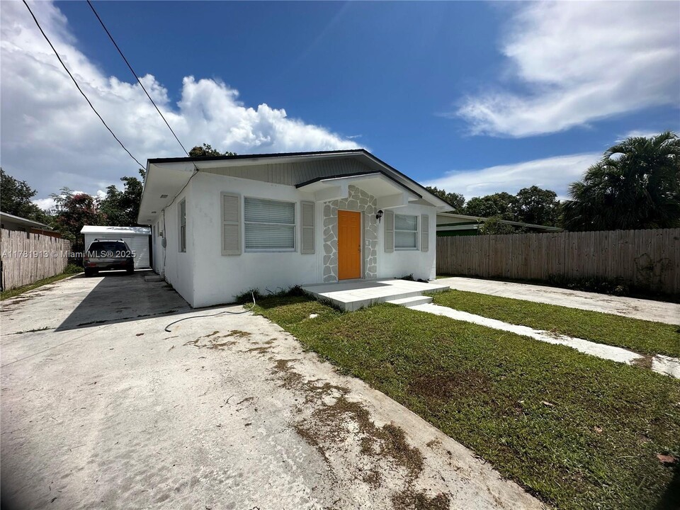 1185 NW 51st St in Miami, FL - Foto de edificio