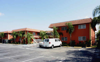 Windsor Court Condminiums in Wilton Manors, FL - Building Photo - Building Photo