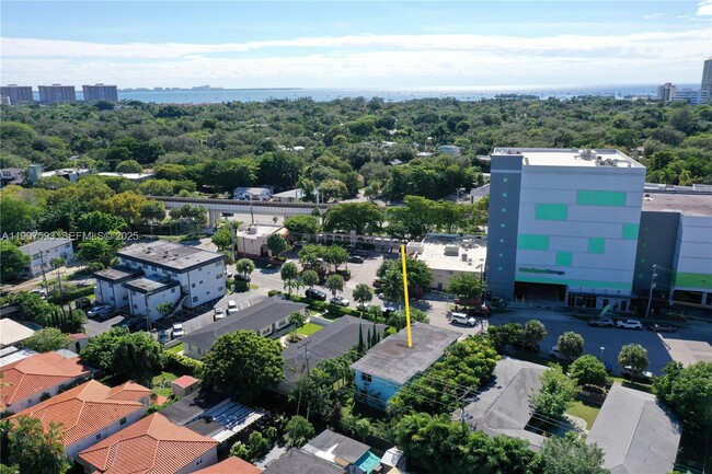 2465 SW 27th St in Miami, FL - Building Photo - Building Photo