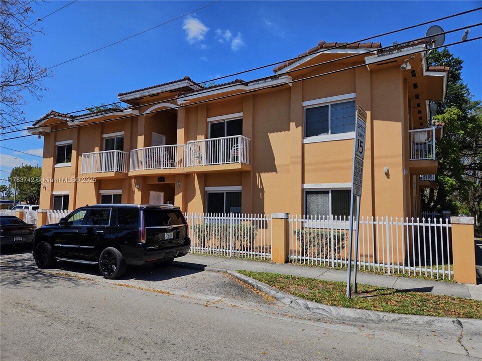 190 E 4th St in Hialeah, FL - Foto de edificio