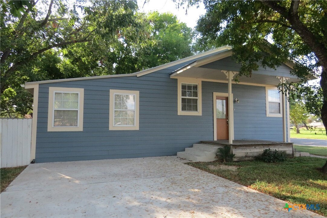 202 S Mesquite St in Luling, TX - Building Photo