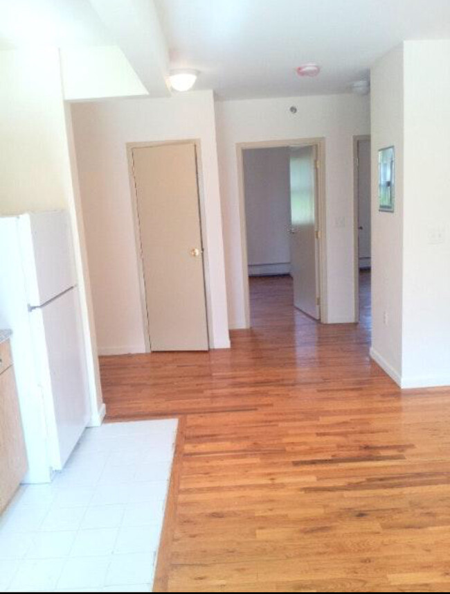44 Hilton Ave, Unit D1 in Hempstead, NY - Building Photo - Building Photo