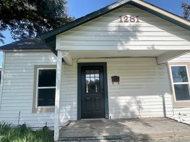 1281 W Swan St in Stephenville, TX - Building Photo - Building Photo