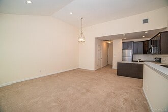 24 Robert Ct in Amityville, NY - Building Photo - Building Photo