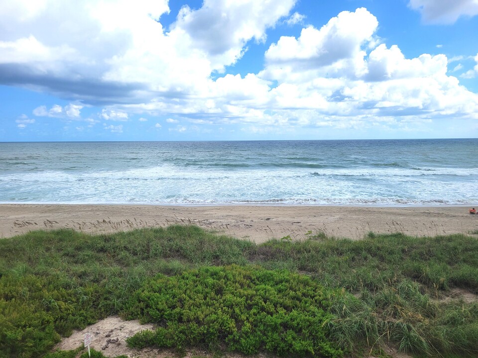 10152 S Ocean Dr in Jensen Beach, FL - Foto de edificio