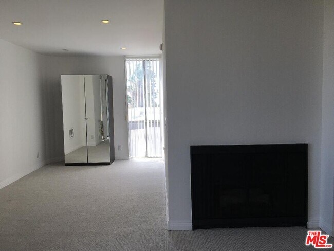 11645 Montana Ave-Unit -332 in Los Angeles, CA - Building Photo - Building Photo
