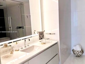 300 Biscayne Boulevard Way in Miami, FL - Building Photo - Building Photo