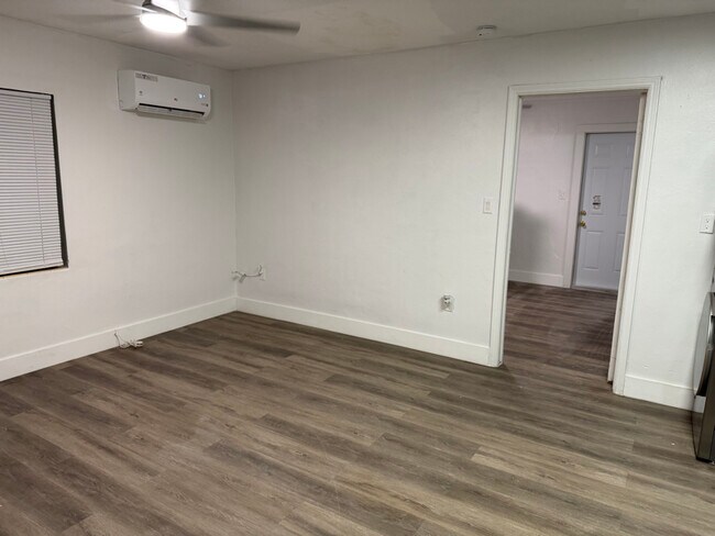 77 Blue Heron Blvd in Riviera Beach, FL - Foto de edificio - Building Photo