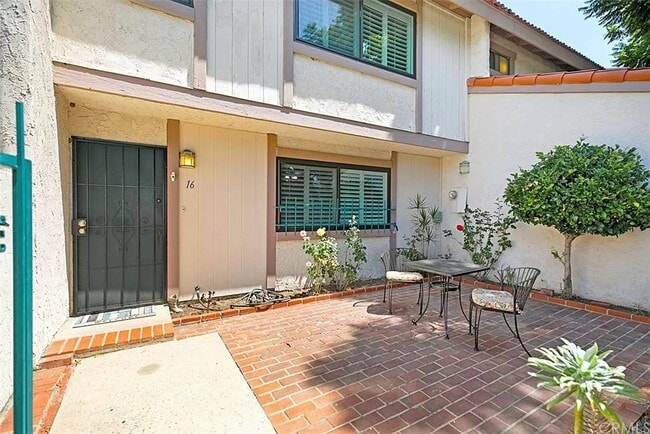 1910 W Palmyra Ave in Orange, CA - Foto de edificio - Building Photo