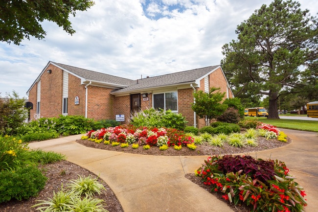 Harpers Square Apartments in Virginia Beach, VA - Building Photo - Building Photo