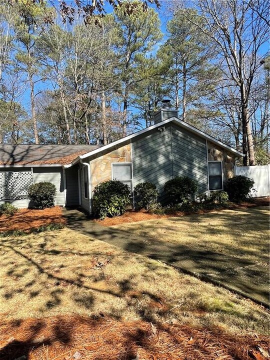 1050 Mathews Ct in Smyrna, GA - Building Photo