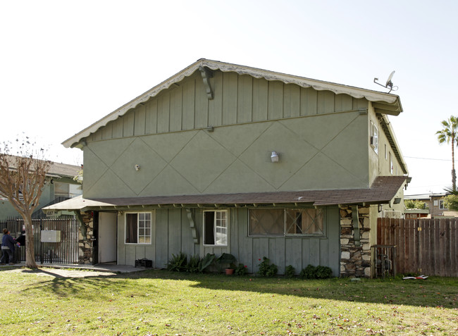 687 Karesh Ave in Pomona, CA - Foto de edificio - Building Photo